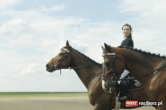 Zdjęcie w galerii na portalu naszraciborz.pl: W Bieńkowicach szli po polach starodawnym zwyczajem wiadomości z regionu