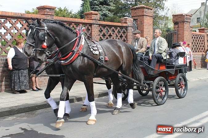 Zdjęcie w galerii na portalu naszraciborz.pl: W Bieńkowicach szli po polach starodawnym zwyczajem wiadomości z regionu