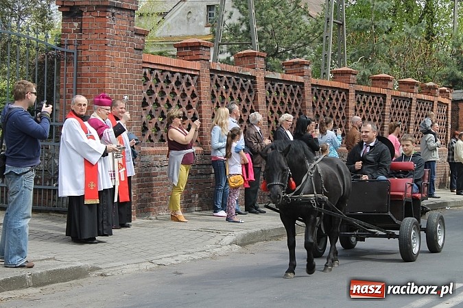 Zdjęcie w galerii na portalu naszraciborz.pl: W Bieńkowicach szli po polach starodawnym zwyczajem wiadomości z regionu