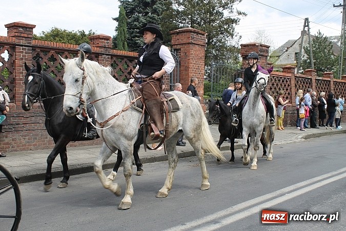 Zdjęcie w galerii na portalu naszraciborz.pl: W Bieńkowicach szli po polach starodawnym zwyczajem wiadomości z regionu