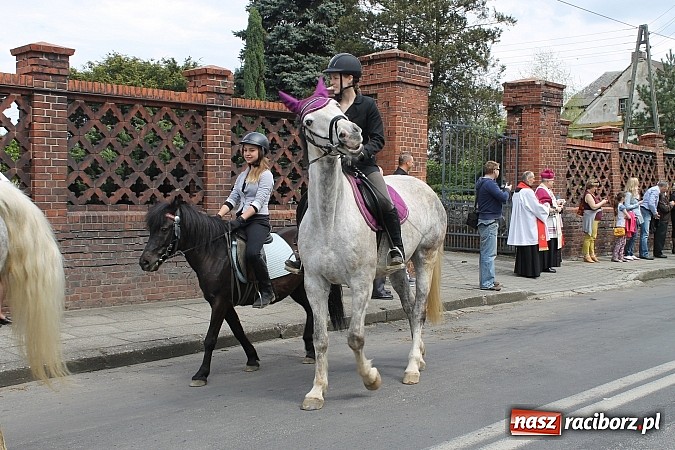 Zdjęcie w galerii na portalu naszraciborz.pl: W Bieńkowicach szli po polach starodawnym zwyczajem wiadomości z regionu
