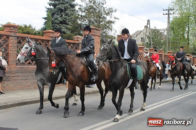 Zdjęcie w galerii na portalu naszraciborz.pl: W Bieńkowicach szli po polach starodawnym zwyczajem wiadomości z regionu