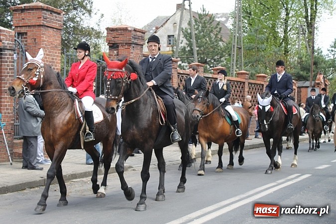 Zdjęcie w galerii na portalu naszraciborz.pl: W Bieńkowicach szli po polach starodawnym zwyczajem wiadomości z regionu