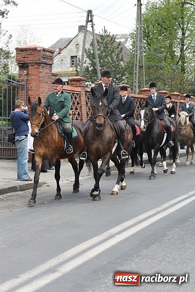 Zdjęcie w galerii na portalu naszraciborz.pl: W Bieńkowicach szli po polach starodawnym zwyczajem wiadomości z regionu