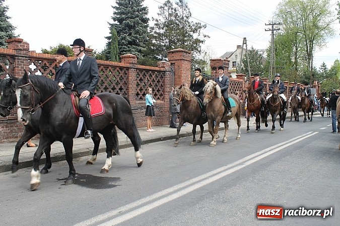 Zdjęcie w galerii na portalu naszraciborz.pl: W Bieńkowicach szli po polach starodawnym zwyczajem wiadomości z regionu