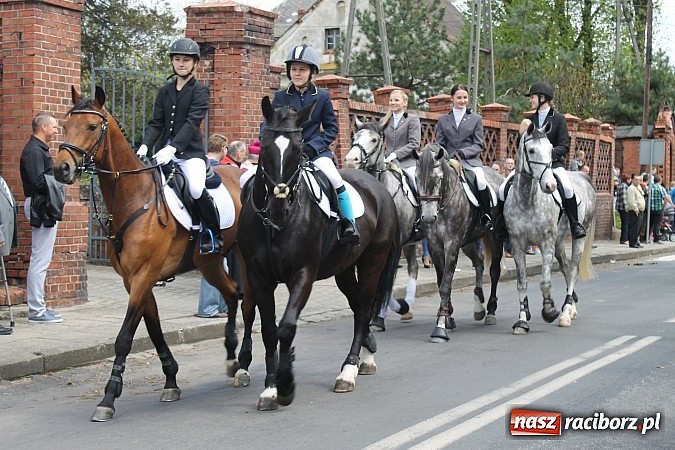 Zdjęcie w galerii na portalu naszraciborz.pl: W Bieńkowicach szli po polach starodawnym zwyczajem wiadomości z regionu