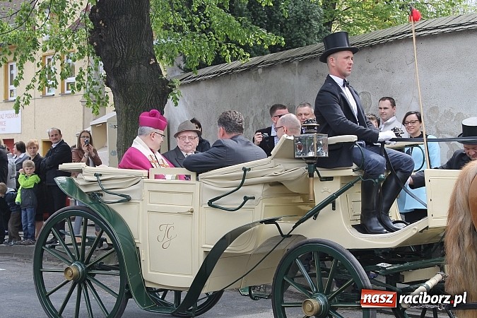 Zdjęcie w galerii na portalu naszraciborz.pl: W Bieńkowicach szli po polach starodawnym zwyczajem wiadomości z regionu