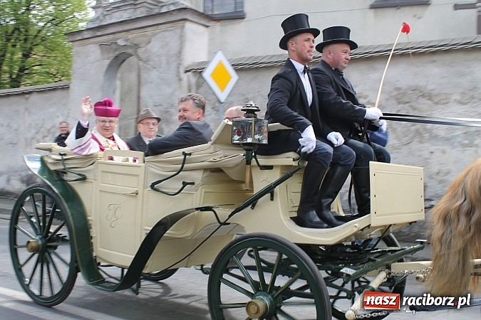 Zdjęcie w galerii na portalu naszraciborz.pl: W Bieńkowicach szli po polach starodawnym zwyczajem wiadomości z regionu
