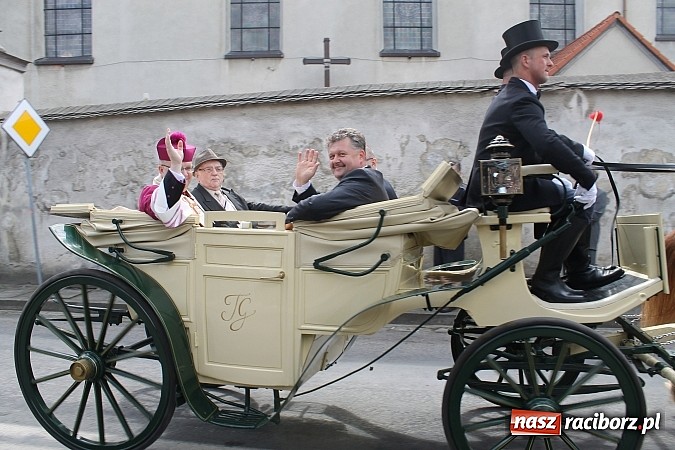Zdjęcie w galerii na portalu naszraciborz.pl: W Bieńkowicach szli po polach starodawnym zwyczajem wiadomości z regionu