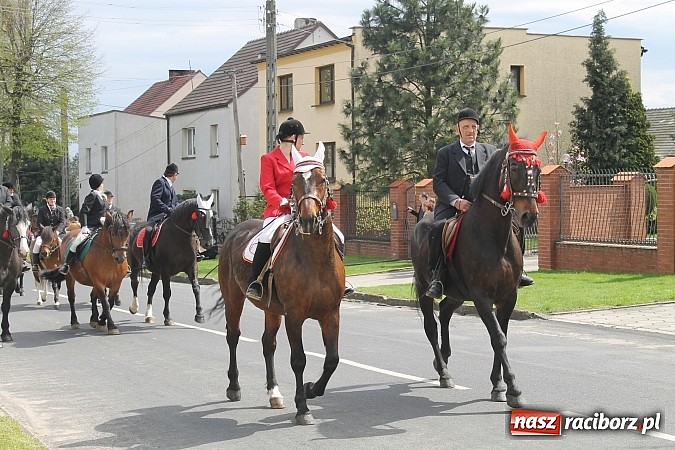 Zdjęcie w galerii na portalu naszraciborz.pl: W Bieńkowicach szli po polach starodawnym zwyczajem wiadomości z regionu