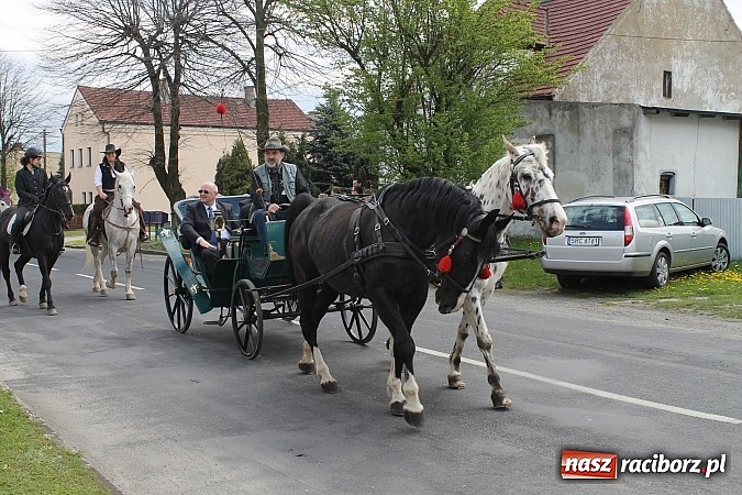Zdjęcie w galerii na portalu naszraciborz.pl: W Bieńkowicach szli po polach starodawnym zwyczajem wiadomości z regionu