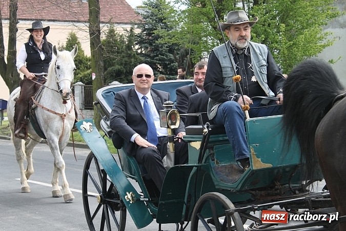 Zdjęcie w galerii na portalu naszraciborz.pl: W Bieńkowicach szli po polach starodawnym zwyczajem wiadomości z regionu