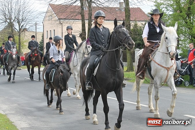 Zdjęcie w galerii na portalu naszraciborz.pl: W Bieńkowicach szli po polach starodawnym zwyczajem wiadomości z regionu