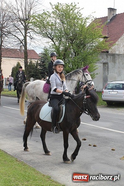 Zdjęcie w galerii na portalu naszraciborz.pl: W Bieńkowicach szli po polach starodawnym zwyczajem wiadomości z regionu