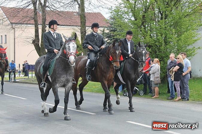 Zdjęcie w galerii na portalu naszraciborz.pl: W Bieńkowicach szli po polach starodawnym zwyczajem wiadomości z regionu