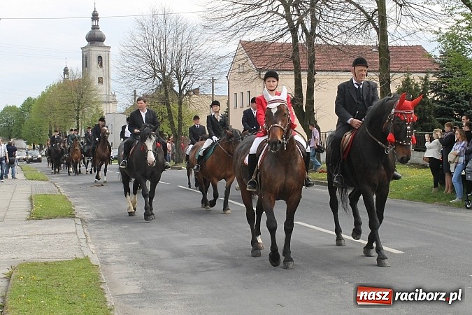 Zdjęcie w galerii na portalu naszraciborz.pl: W Bieńkowicach szli po polach starodawnym zwyczajem wiadomości z regionu