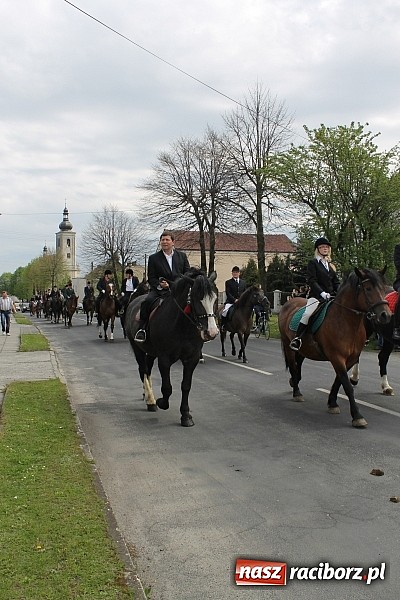 Zdjęcie w galerii na portalu naszraciborz.pl: W Bieńkowicach szli po polach starodawnym zwyczajem wiadomości z regionu
