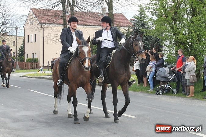 Zdjęcie w galerii na portalu naszraciborz.pl: W Bieńkowicach szli po polach starodawnym zwyczajem wiadomości z regionu