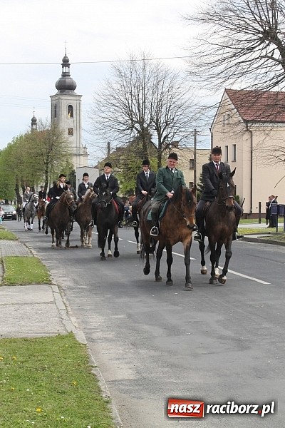 Zdjęcie w galerii na portalu naszraciborz.pl: W Bieńkowicach szli po polach starodawnym zwyczajem wiadomości z regionu