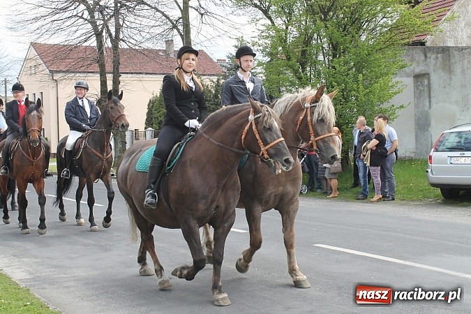 Zdjęcie w galerii na portalu naszraciborz.pl: W Bieńkowicach szli po polach starodawnym zwyczajem wiadomości z regionu