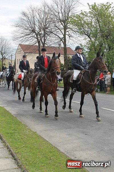 Zdjęcie w galerii na portalu naszraciborz.pl: W Bieńkowicach szli po polach starodawnym zwyczajem wiadomości z regionu