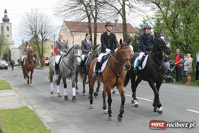 Zdjęcie w galerii na portalu naszraciborz.pl: W Bieńkowicach szli po polach starodawnym zwyczajem wiadomości z regionu