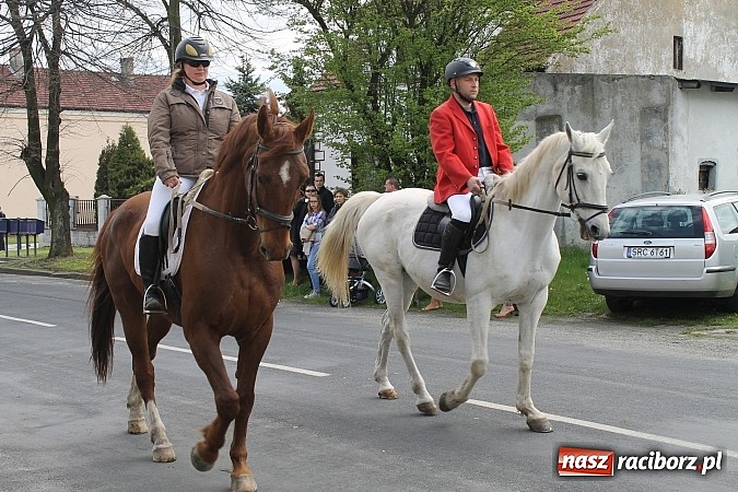 Zdjęcie w galerii na portalu naszraciborz.pl: W Bieńkowicach szli po polach starodawnym zwyczajem wiadomości z regionu