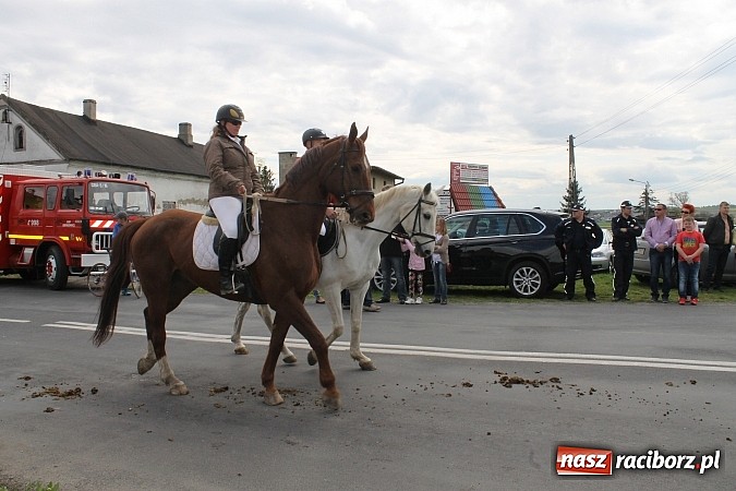 Zdjęcie w galerii na portalu naszraciborz.pl: W Bieńkowicach szli po polach starodawnym zwyczajem wiadomości z regionu