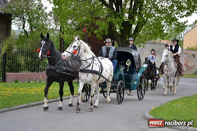 Zdjęcie w galerii na portalu naszraciborz.pl: W Bieńkowicach szli po polach starodawnym zwyczajem wiadomości z regionu