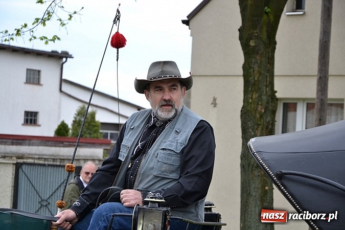 Zdjęcie w galerii na portalu naszraciborz.pl: W Bieńkowicach szli po polach starodawnym zwyczajem wiadomości z regionu