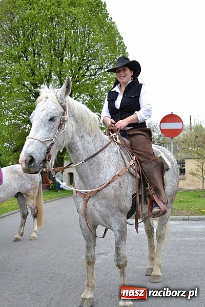 Zdjęcie w galerii na portalu naszraciborz.pl: W Bieńkowicach szli po polach starodawnym zwyczajem wiadomości z regionu