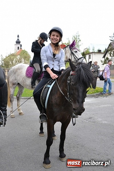 Zdjęcie w galerii na portalu naszraciborz.pl: W Bieńkowicach szli po polach starodawnym zwyczajem wiadomości z regionu