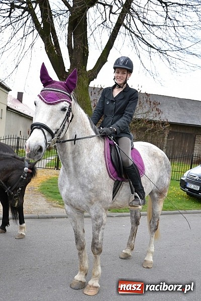 Zdjęcie w galerii na portalu naszraciborz.pl: W Bieńkowicach szli po polach starodawnym zwyczajem wiadomości z regionu