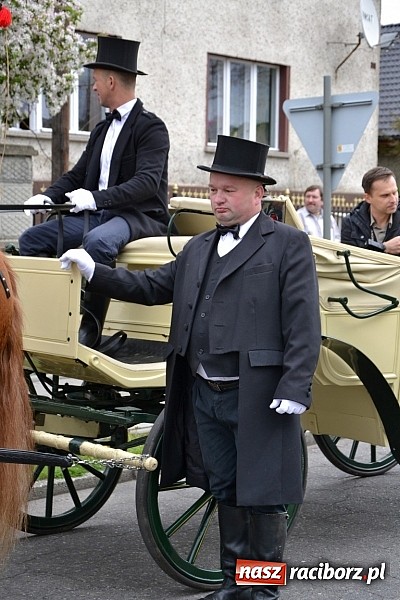 Zdjęcie w galerii na portalu naszraciborz.pl: W Bieńkowicach szli po polach starodawnym zwyczajem wiadomości z regionu