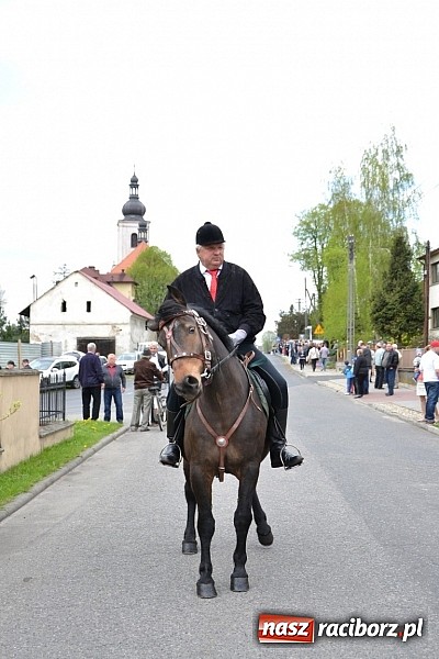 Zdjęcie w galerii na portalu naszraciborz.pl: W Bieńkowicach szli po polach starodawnym zwyczajem wiadomości z regionu
