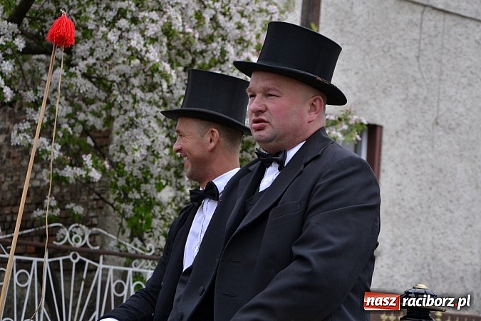 Zdjęcie w galerii na portalu naszraciborz.pl: W Bieńkowicach szli po polach starodawnym zwyczajem wiadomości z regionu