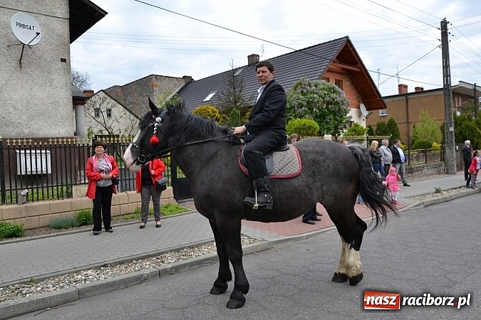 Zdjęcie w galerii na portalu naszraciborz.pl: W Bieńkowicach szli po polach starodawnym zwyczajem wiadomości z regionu