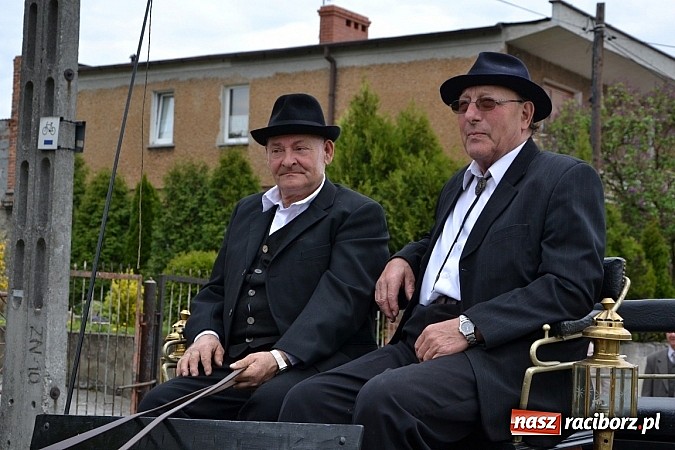 Zdjęcie w galerii na portalu naszraciborz.pl: W Bieńkowicach szli po polach starodawnym zwyczajem wiadomości z regionu