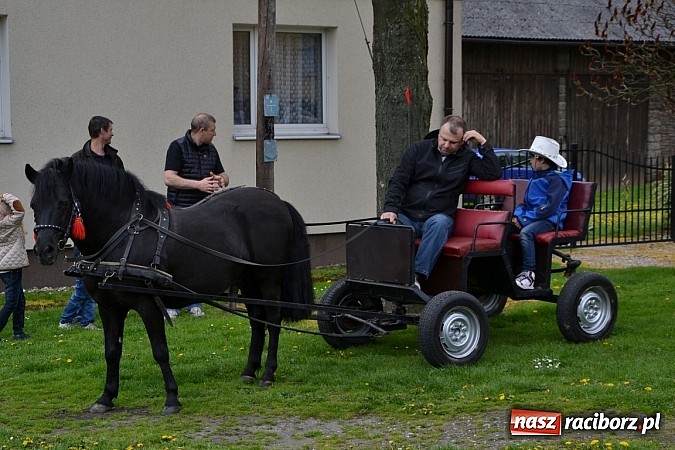 Zdjęcie w galerii na portalu naszraciborz.pl: W Bieńkowicach szli po polach starodawnym zwyczajem wiadomości z regionu
