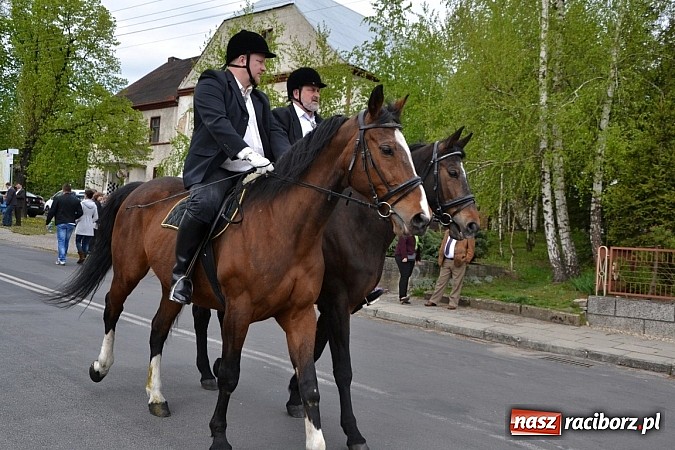 Zdjęcie w galerii na portalu naszraciborz.pl: W Bieńkowicach szli po polach starodawnym zwyczajem wiadomości z regionu