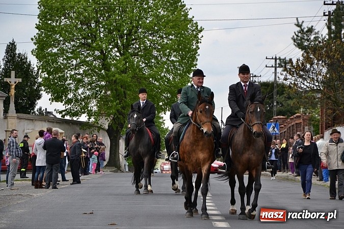 Zdjęcie w galerii na portalu naszraciborz.pl: W Bieńkowicach szli po polach starodawnym zwyczajem wiadomości z regionu