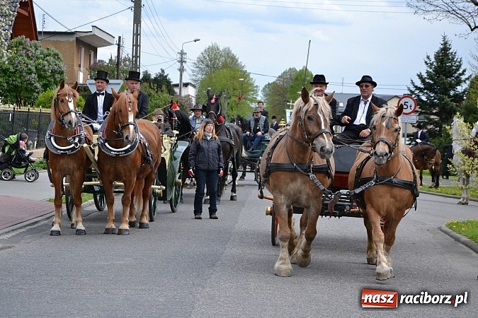 Zdjęcie w galerii na portalu naszraciborz.pl: W Bieńkowicach szli po polach starodawnym zwyczajem wiadomości z regionu