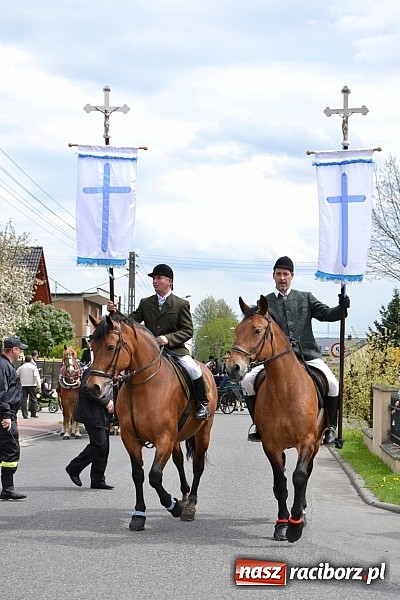 Zdjęcie w galerii na portalu naszraciborz.pl: W Bieńkowicach szli po polach starodawnym zwyczajem wiadomości z regionu