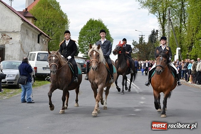 Zdjęcie w galerii na portalu naszraciborz.pl: W Bieńkowicach szli po polach starodawnym zwyczajem wiadomości z regionu