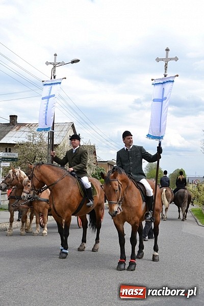 Zdjęcie w galerii na portalu naszraciborz.pl: W Bieńkowicach szli po polach starodawnym zwyczajem wiadomości z regionu