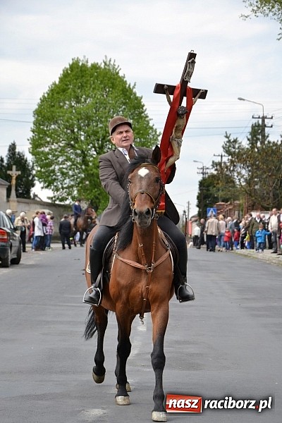 Zdjęcie w galerii na portalu naszraciborz.pl: W Bieńkowicach szli po polach starodawnym zwyczajem wiadomości z regionu