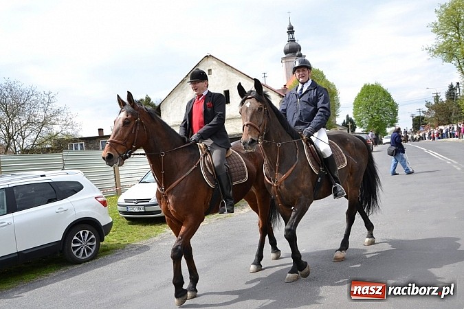 Zdjęcie w galerii na portalu naszraciborz.pl: W Bieńkowicach szli po polach starodawnym zwyczajem wiadomości z regionu