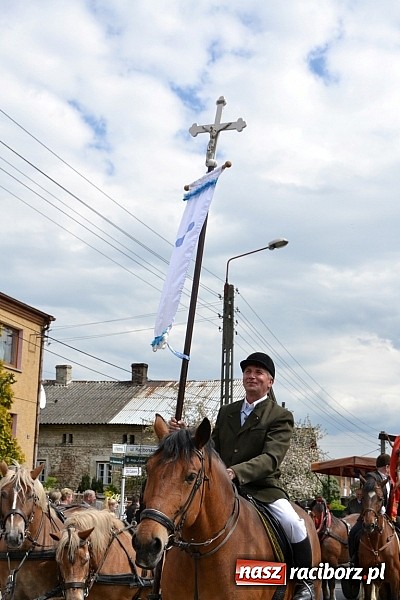 Zdjęcie w galerii na portalu naszraciborz.pl: W Bieńkowicach szli po polach starodawnym zwyczajem wiadomości z regionu