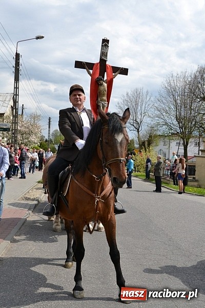 Zdjęcie w galerii na portalu naszraciborz.pl: W Bieńkowicach szli po polach starodawnym zwyczajem wiadomości z regionu