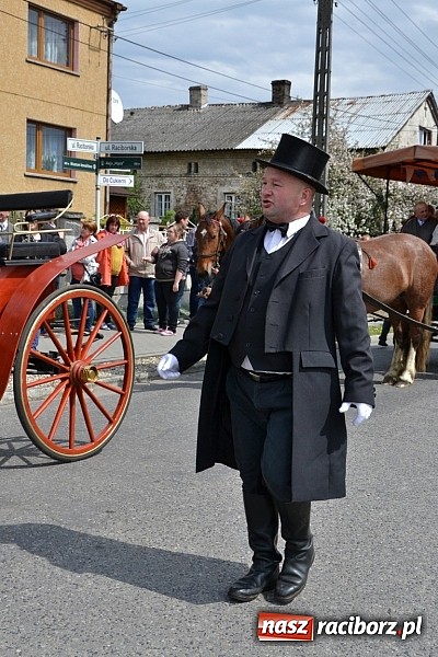 Zdjęcie w galerii na portalu naszraciborz.pl: W Bieńkowicach szli po polach starodawnym zwyczajem wiadomości z regionu